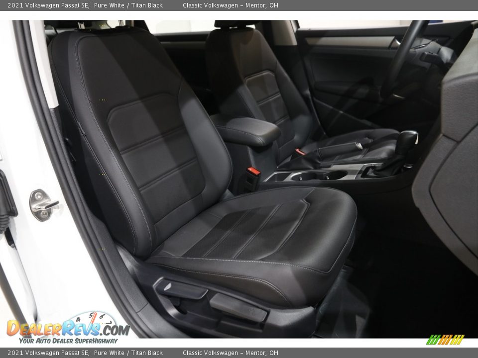 2021 Volkswagen Passat SE Pure White / Titan Black Photo #16