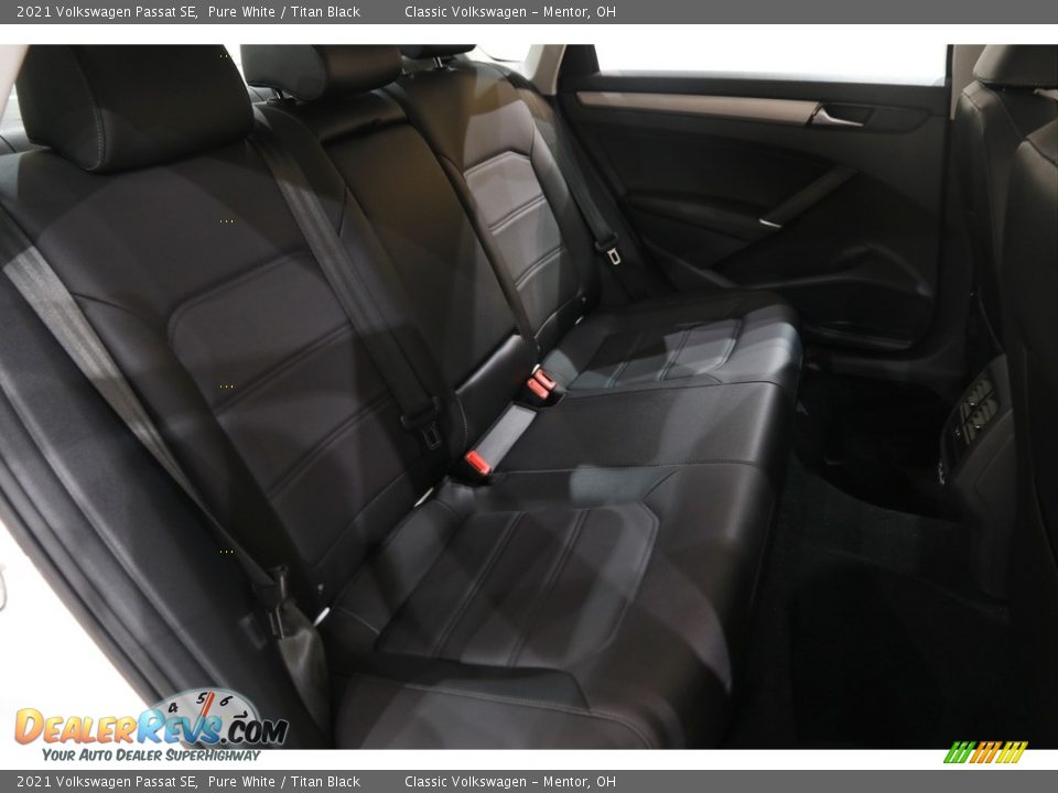 2021 Volkswagen Passat SE Pure White / Titan Black Photo #17