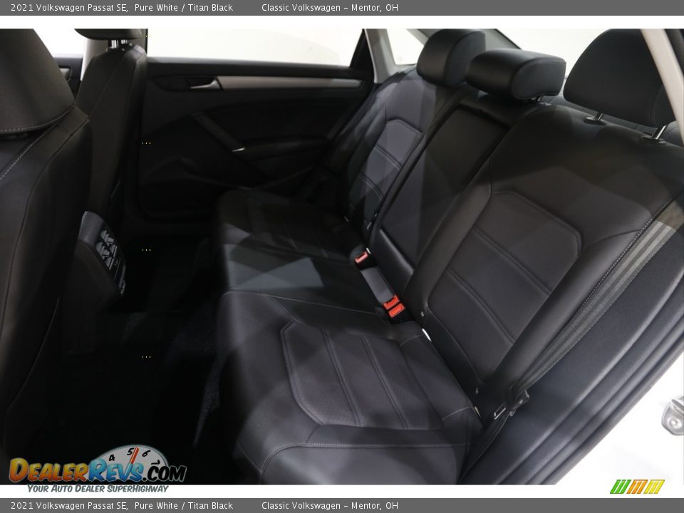 2021 Volkswagen Passat SE Pure White / Titan Black Photo #18