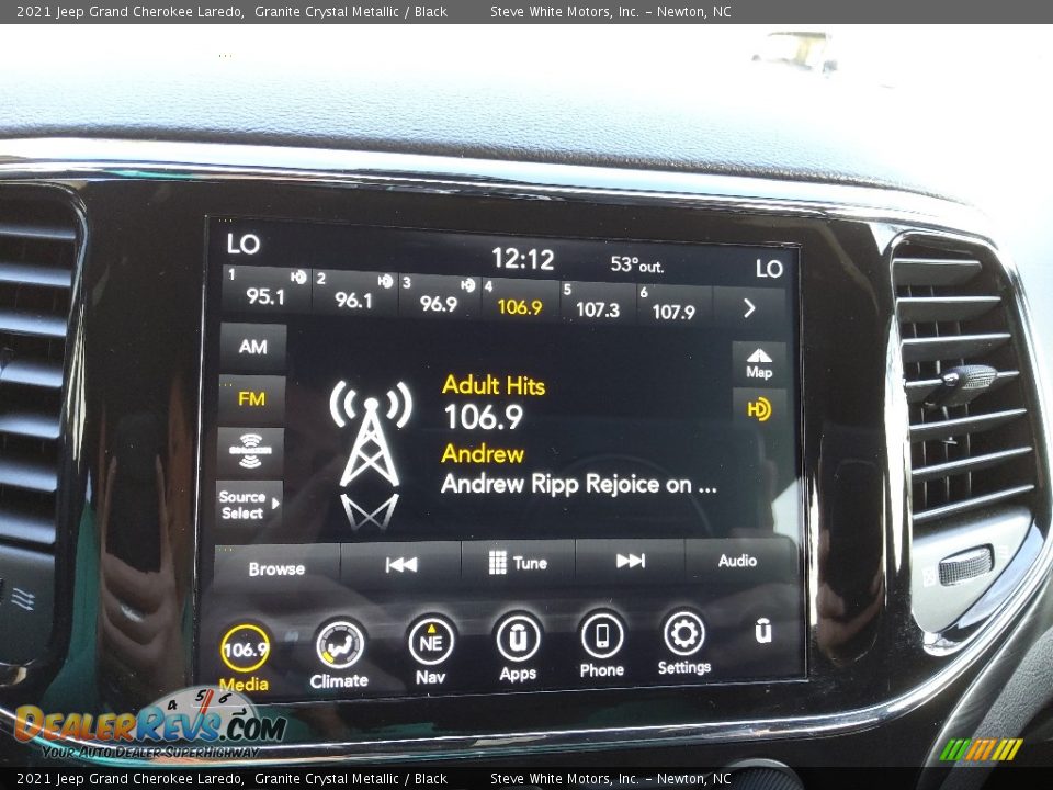 Controls of 2021 Jeep Grand Cherokee Laredo Photo #23