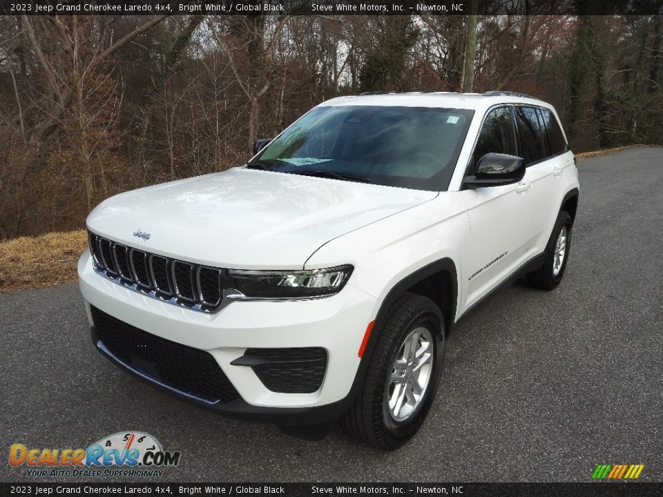 2023 Jeep Grand Cherokee Laredo 4x4 Bright White / Global Black Photo #2