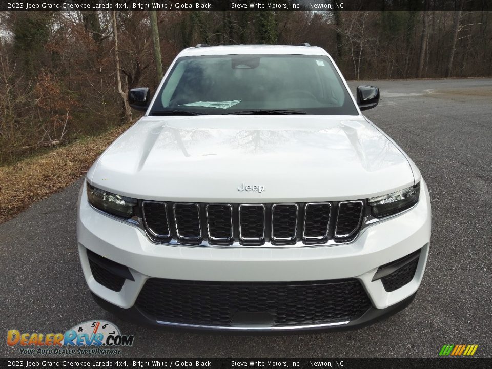 2023 Jeep Grand Cherokee Laredo 4x4 Bright White / Global Black Photo #3