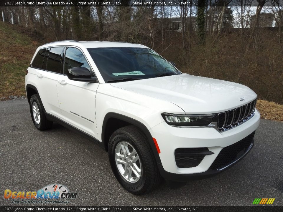 Front 3/4 View of 2023 Jeep Grand Cherokee Laredo 4x4 Photo #4