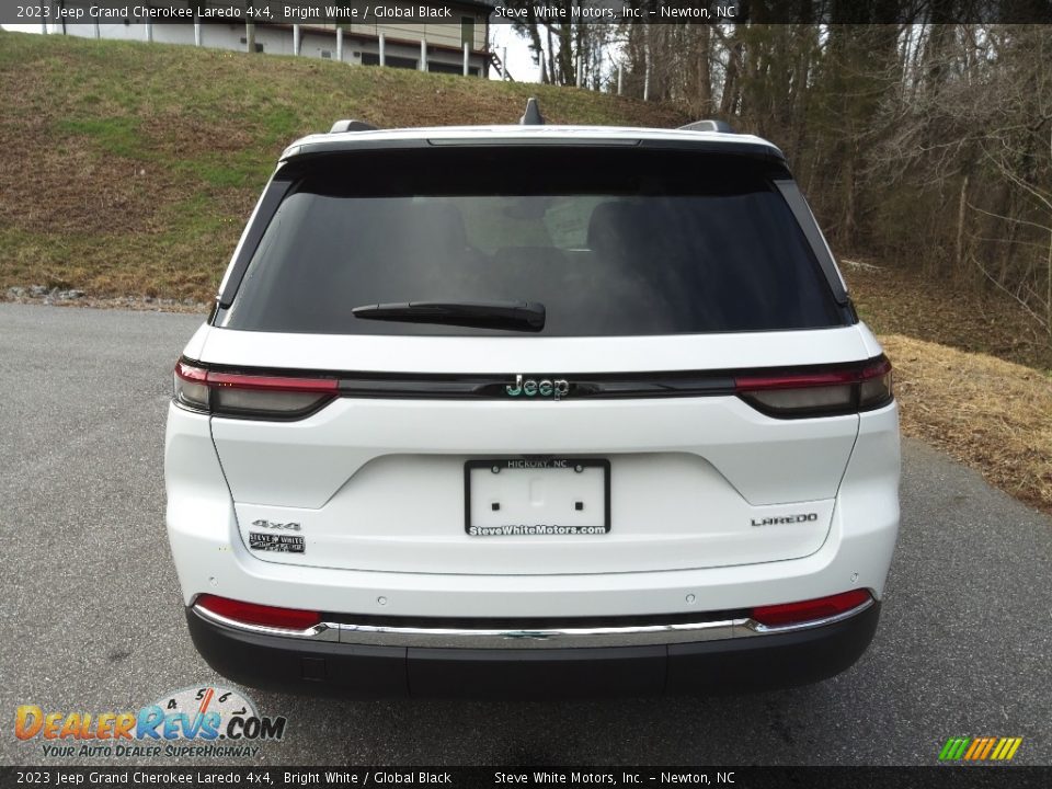 2023 Jeep Grand Cherokee Laredo 4x4 Bright White / Global Black Photo #7