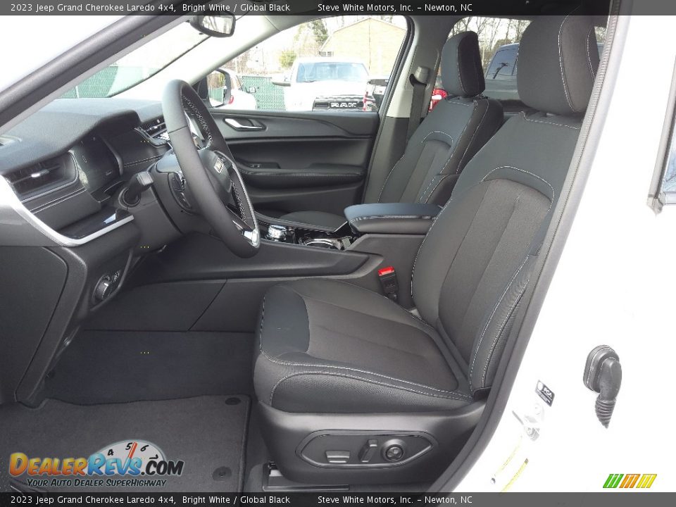 Front Seat of 2023 Jeep Grand Cherokee Laredo 4x4 Photo #10