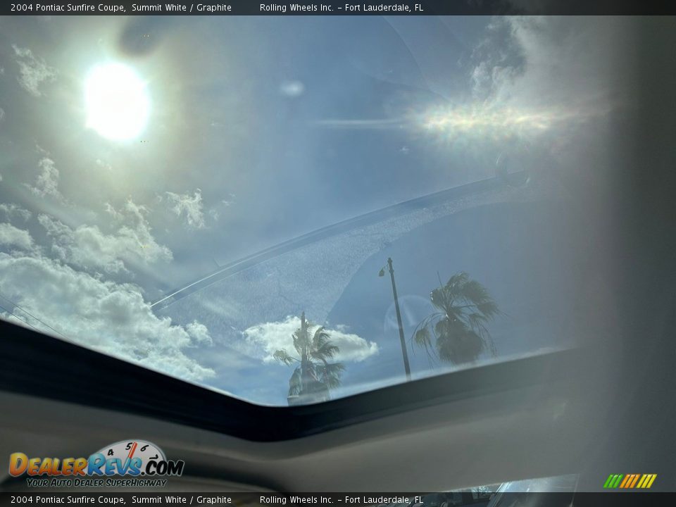 2004 Pontiac Sunfire Coupe Summit White / Graphite Photo #23