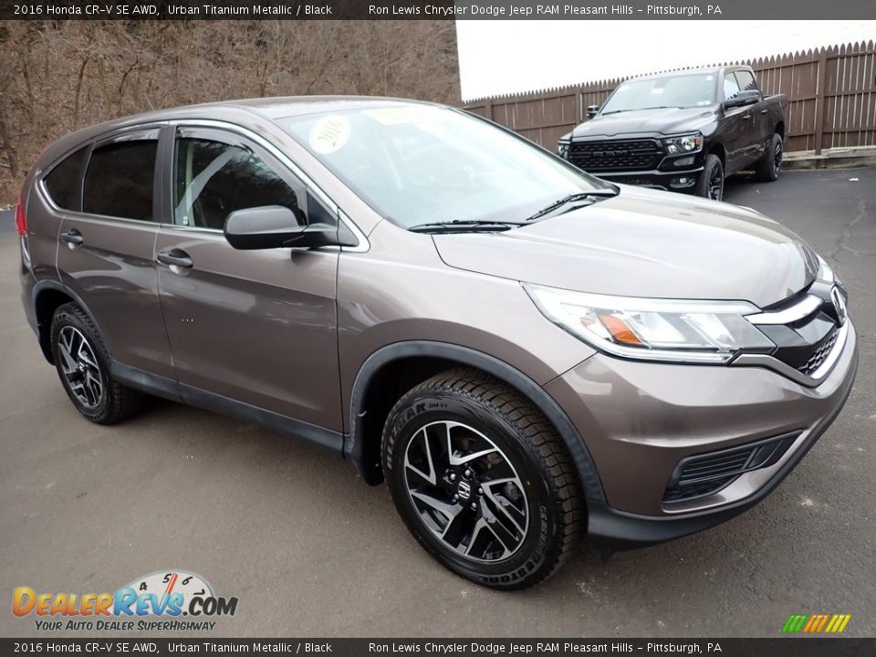 Front 3/4 View of 2016 Honda CR-V SE AWD Photo #8