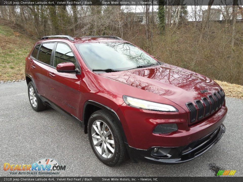 Front 3/4 View of 2018 Jeep Cherokee Latitude 4x4 Photo #5