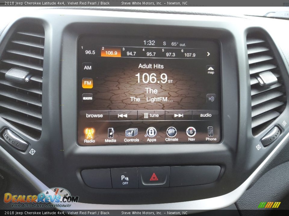 Controls of 2018 Jeep Cherokee Latitude 4x4 Photo #22