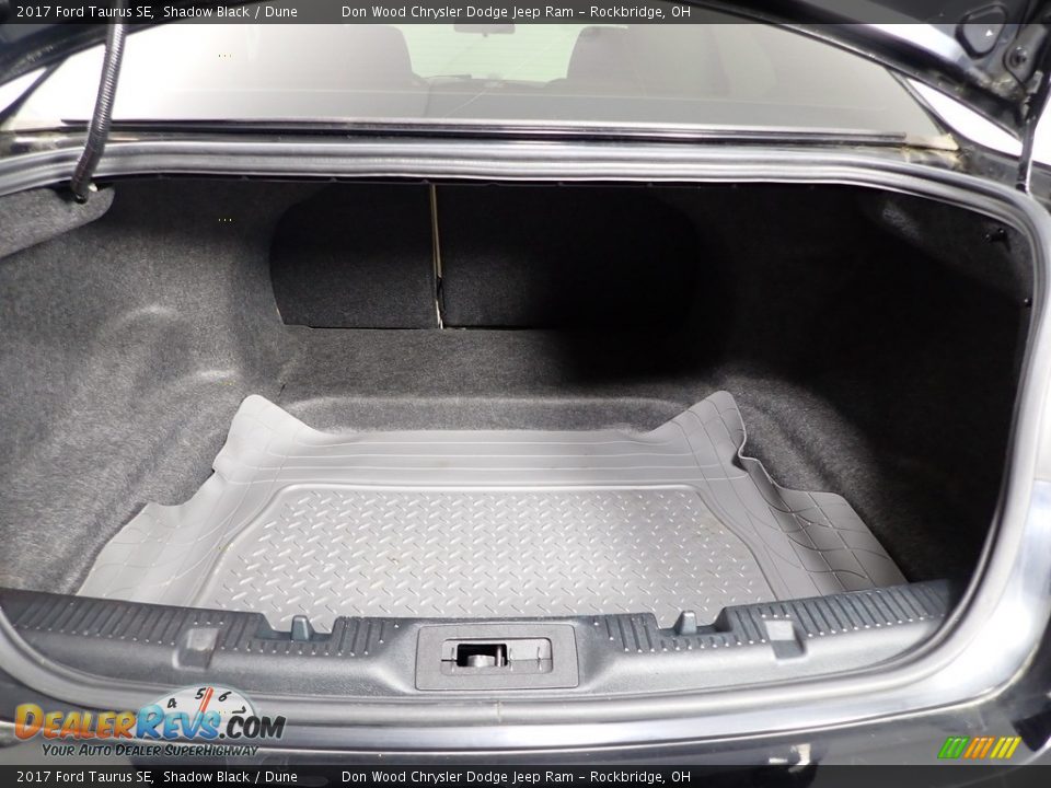 2017 Ford Taurus SE Trunk Photo #8