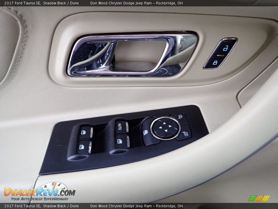 Door Panel of 2017 Ford Taurus SE Photo #11