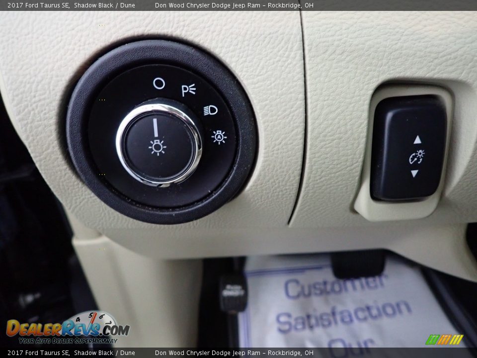 Controls of 2017 Ford Taurus SE Photo #14