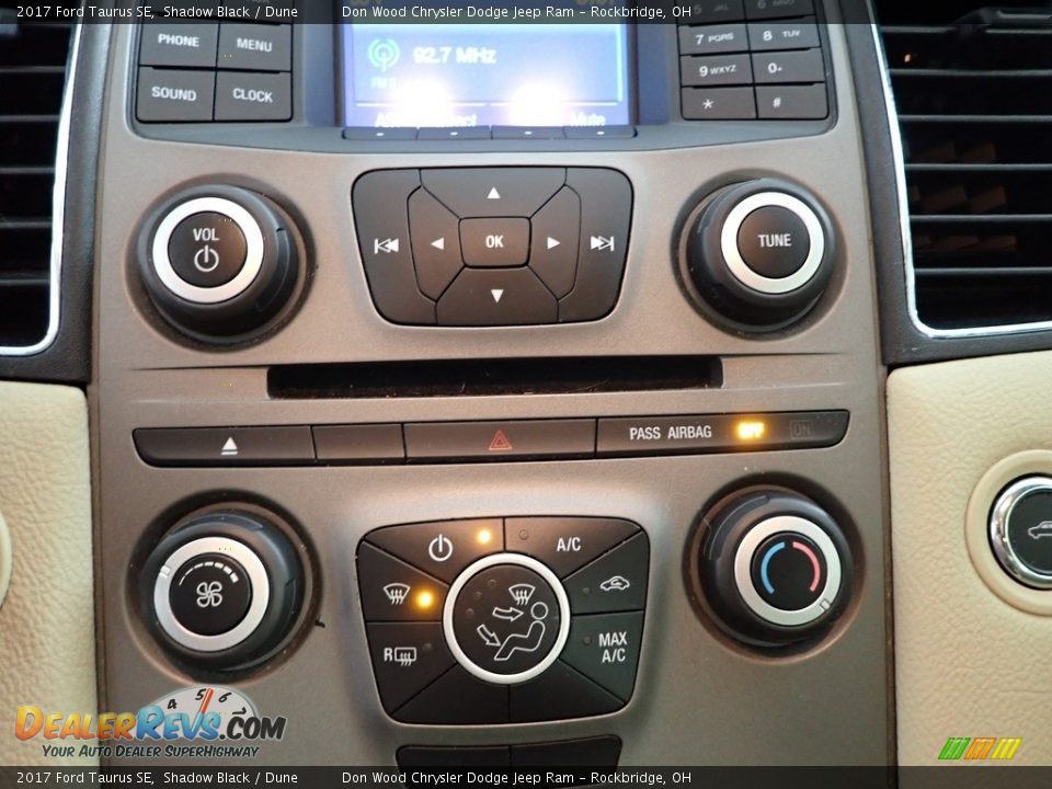 Controls of 2017 Ford Taurus SE Photo #18
