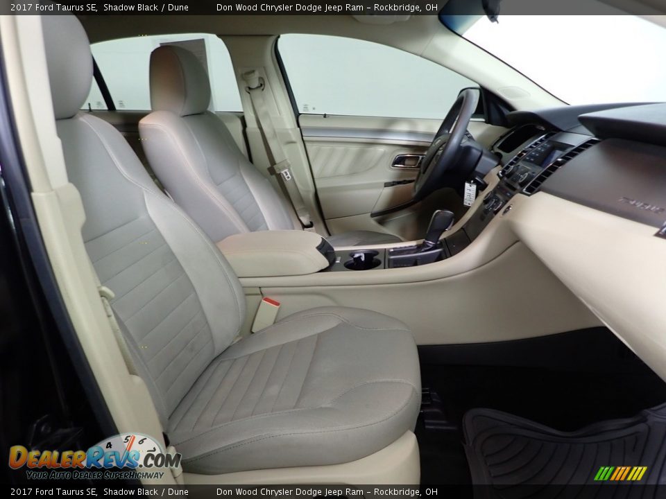 Front Seat of 2017 Ford Taurus SE Photo #25