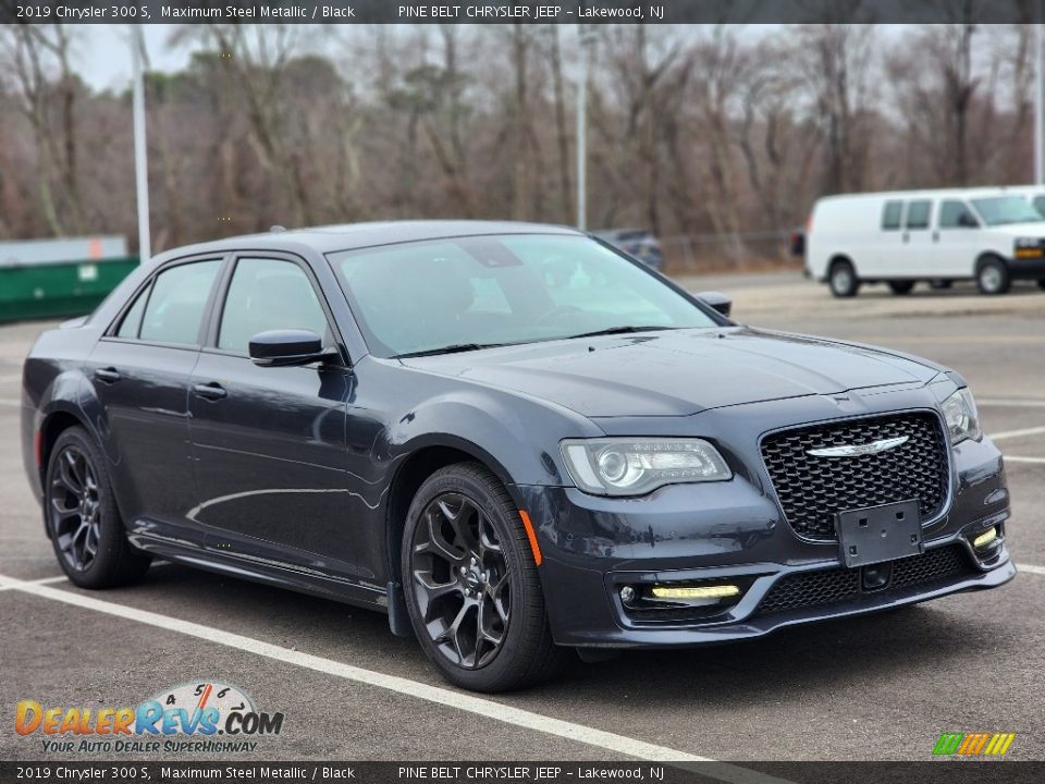 Front 3/4 View of 2019 Chrysler 300 S Photo #3