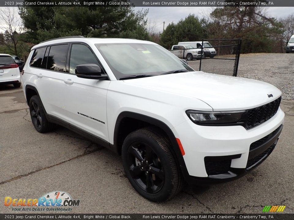 Front 3/4 View of 2023 Jeep Grand Cherokee L Altitude 4x4 Photo #7