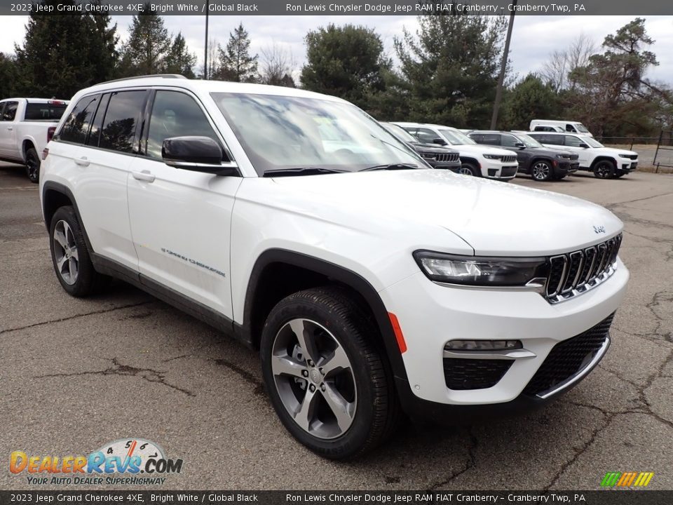 Front 3/4 View of 2023 Jeep Grand Cherokee 4XE Photo #7