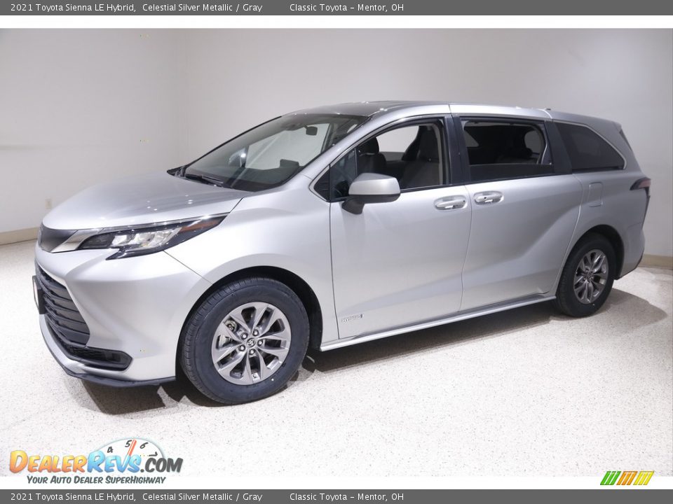 Front 3/4 View of 2021 Toyota Sienna LE Hybrid Photo #3