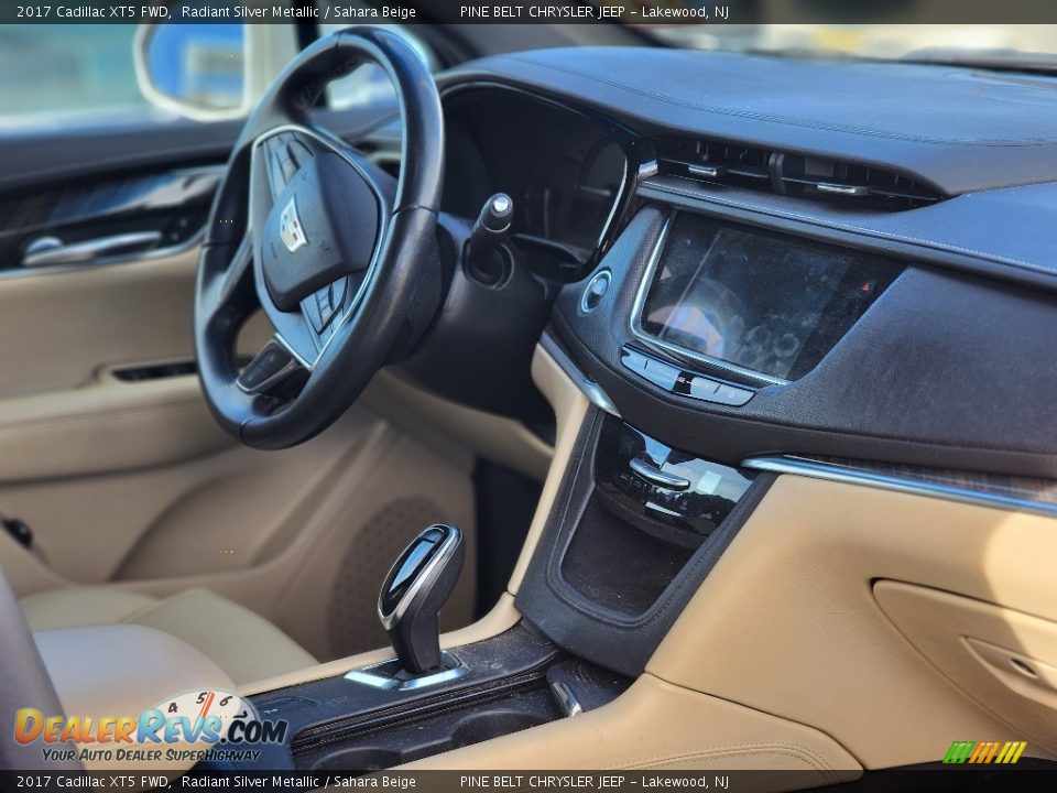 2017 Cadillac XT5 FWD Radiant Silver Metallic / Sahara Beige Photo #3