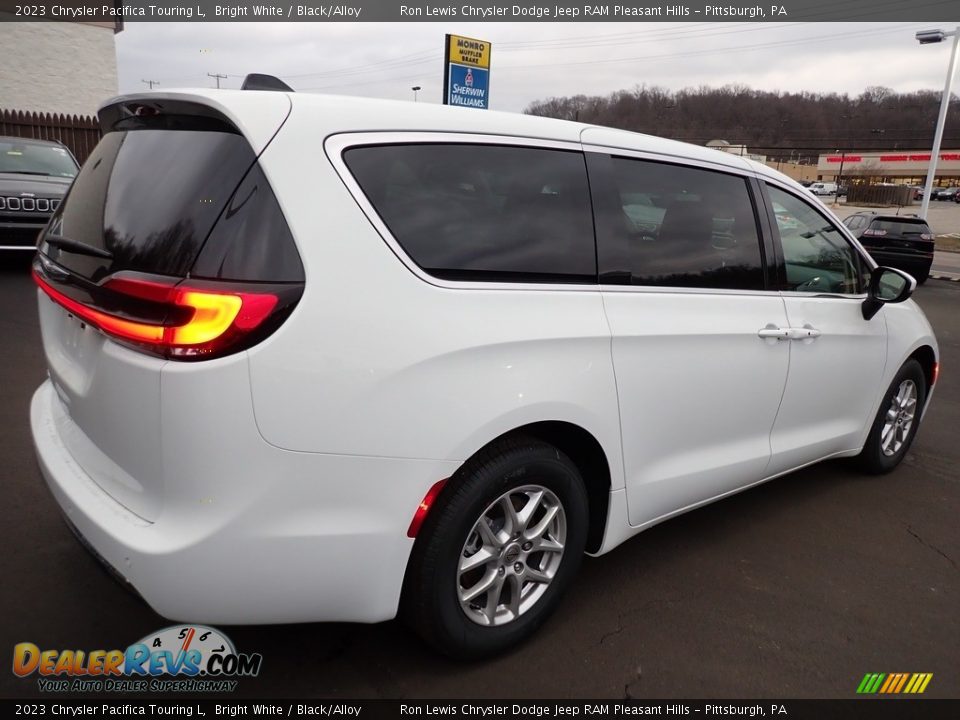 2023 Chrysler Pacifica Touring L Bright White / Black/Alloy Photo #6