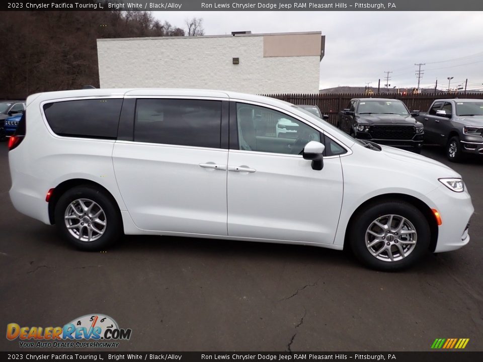 2023 Chrysler Pacifica Touring L Bright White / Black/Alloy Photo #7