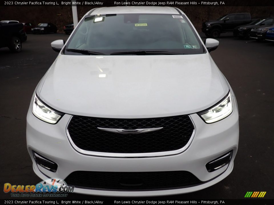 2023 Chrysler Pacifica Touring L Bright White / Black/Alloy Photo #9