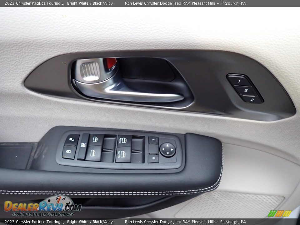 2023 Chrysler Pacifica Touring L Bright White / Black/Alloy Photo #14