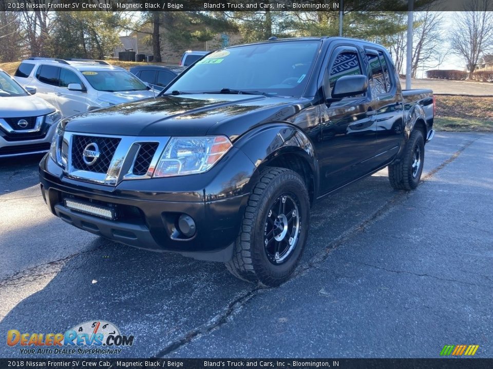 Front 3/4 View of 2018 Nissan Frontier SV Crew Cab Photo #2
