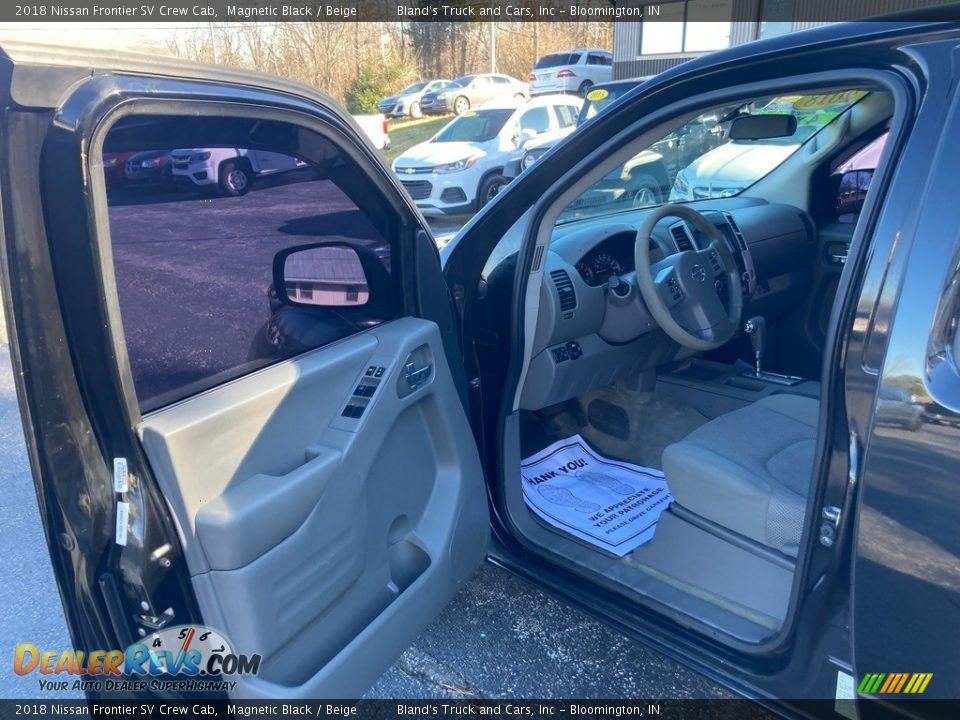 Front Seat of 2018 Nissan Frontier SV Crew Cab Photo #10