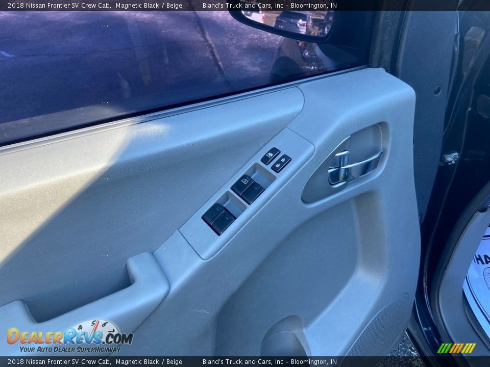 Door Panel of 2018 Nissan Frontier SV Crew Cab Photo #11