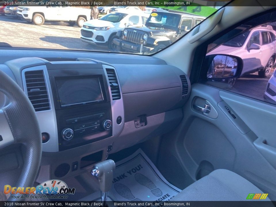 2018 Nissan Frontier SV Crew Cab Magnetic Black / Beige Photo #15
