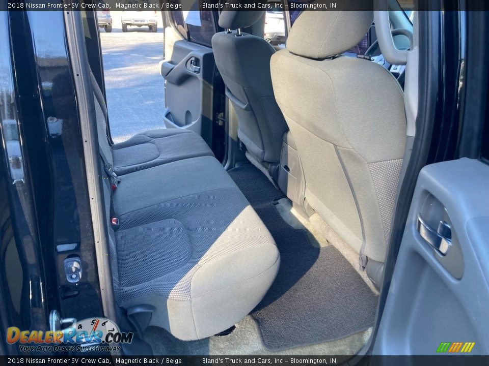 2018 Nissan Frontier SV Crew Cab Magnetic Black / Beige Photo #30