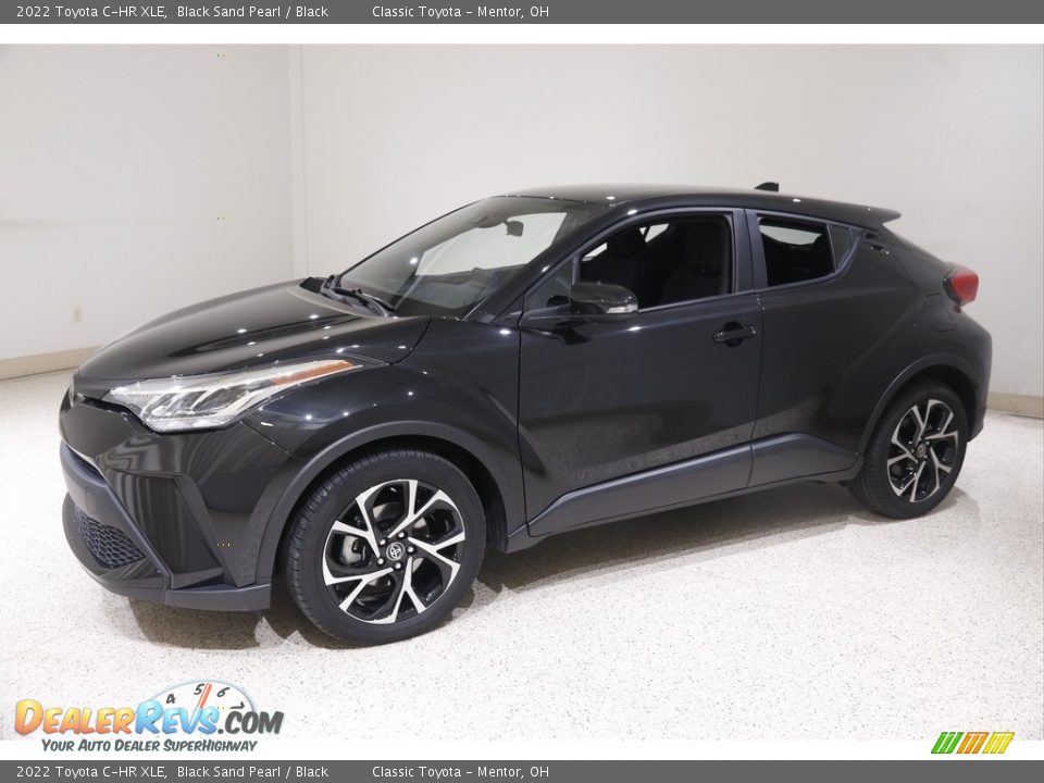 Front 3/4 View of 2022 Toyota C-HR XLE Photo #3