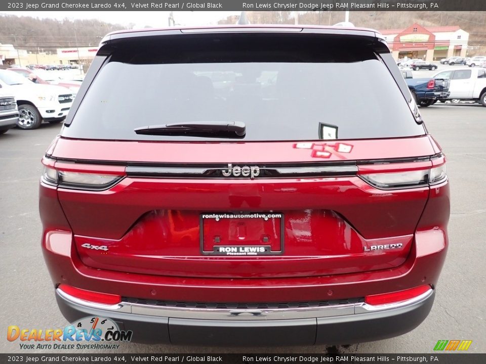 2023 Jeep Grand Cherokee Laredo 4x4 Velvet Red Pearl / Global Black Photo #4