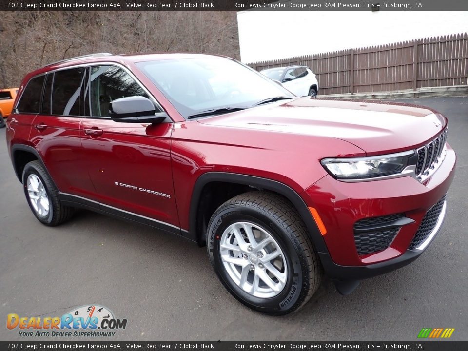 Front 3/4 View of 2023 Jeep Grand Cherokee Laredo 4x4 Photo #8