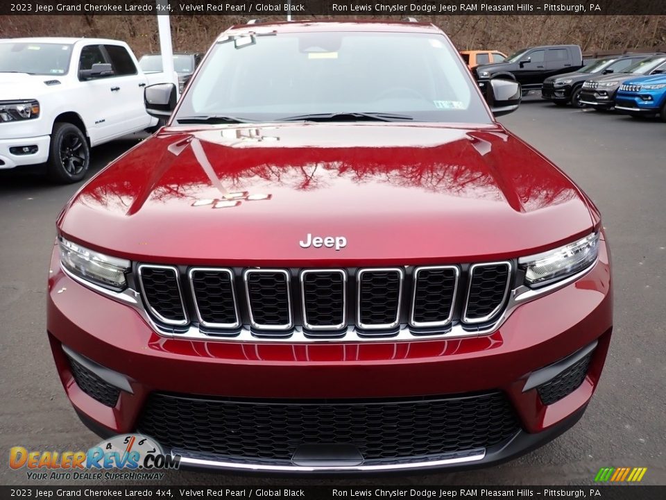 2023 Jeep Grand Cherokee Laredo 4x4 Velvet Red Pearl / Global Black Photo #9