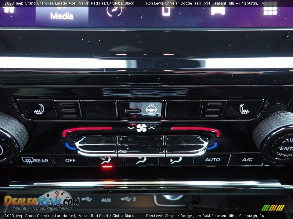 2023 Jeep Grand Cherokee Laredo 4x4 Velvet Red Pearl / Global Black Photo #17