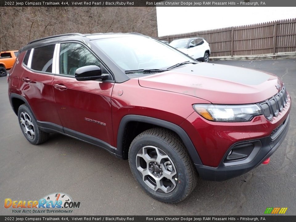 Front 3/4 View of 2022 Jeep Compass Trailhawk 4x4 Photo #8