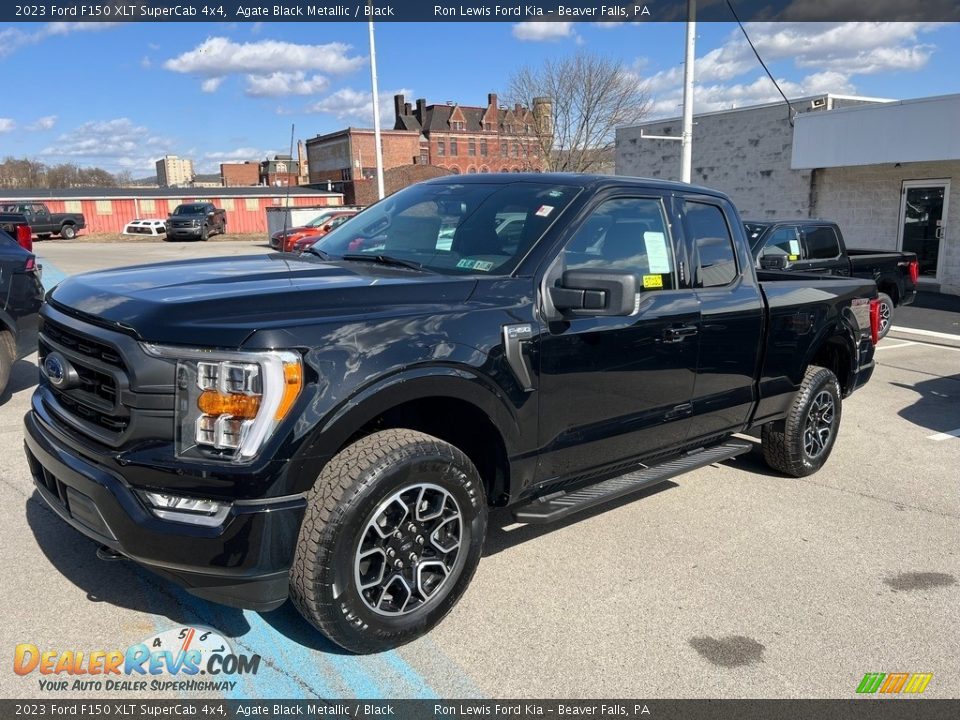 Front 3/4 View of 2023 Ford F150 XLT SuperCab 4x4 Photo #4
