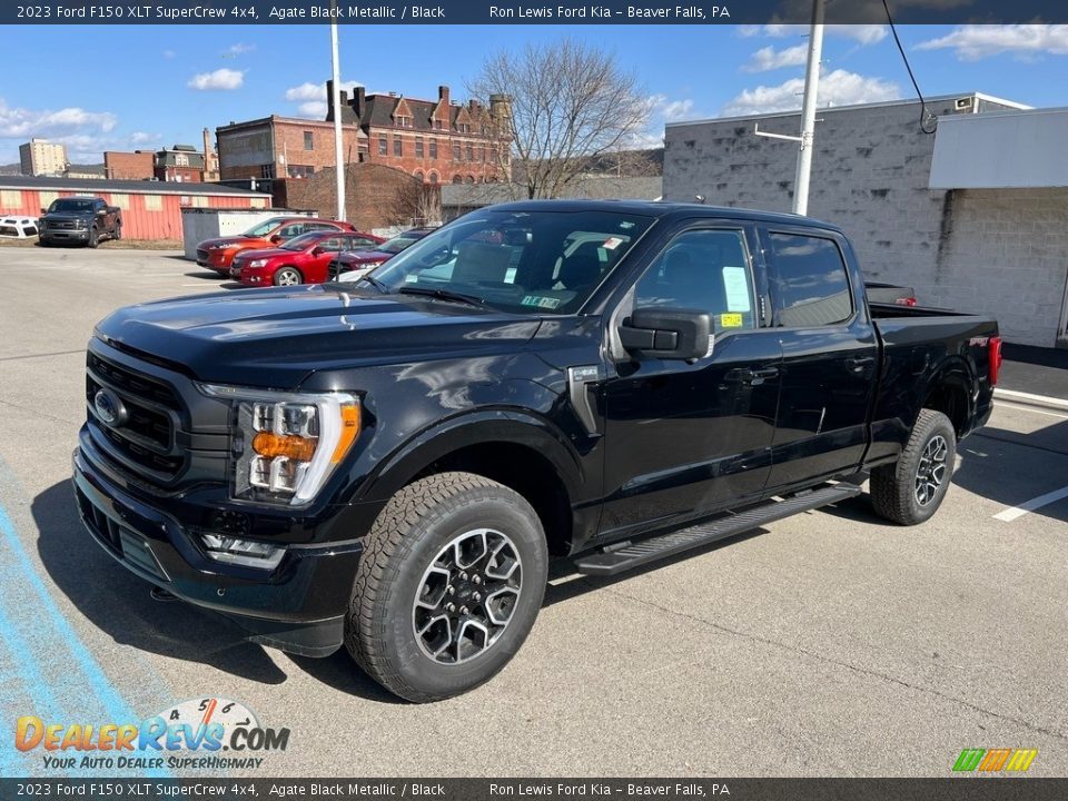 Front 3/4 View of 2023 Ford F150 XLT SuperCrew 4x4 Photo #4