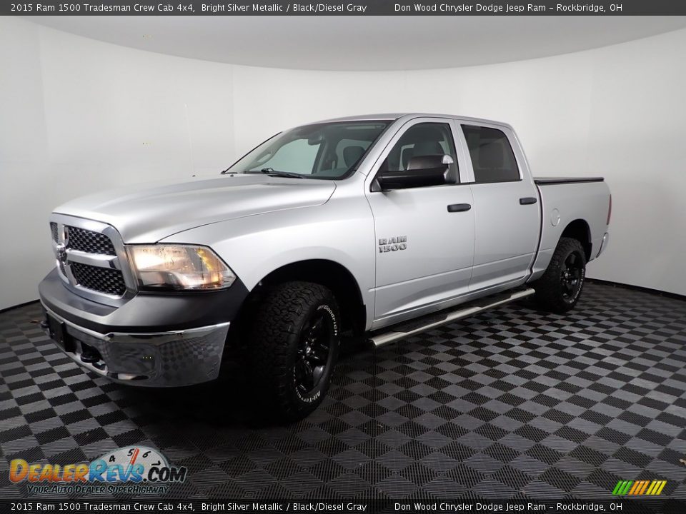 Front 3/4 View of 2015 Ram 1500 Tradesman Crew Cab 4x4 Photo #5