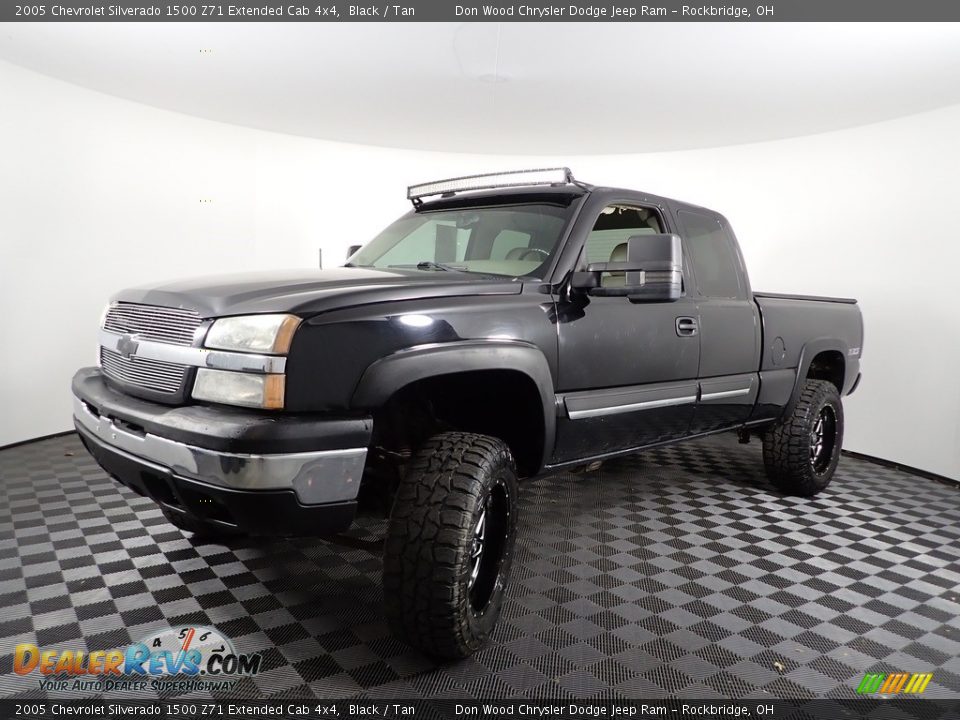 Front 3/4 View of 2005 Chevrolet Silverado 1500 Z71 Extended Cab 4x4 Photo #3
