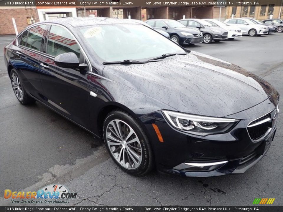 Front 3/4 View of 2018 Buick Regal Sportback Essence AWD Photo #2