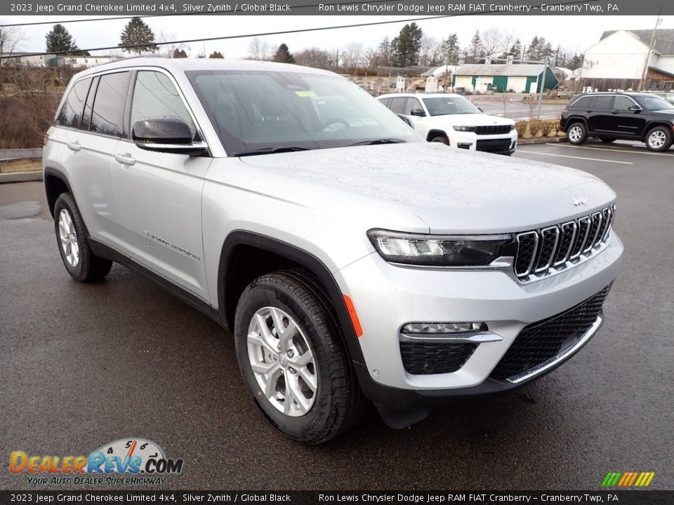 Front 3/4 View of 2023 Jeep Grand Cherokee Limited 4x4 Photo #7
