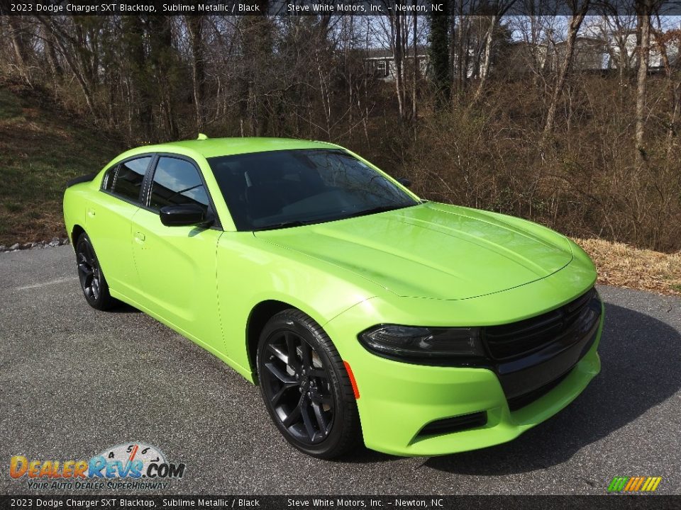 Front 3/4 View of 2023 Dodge Charger SXT Blacktop Photo #4