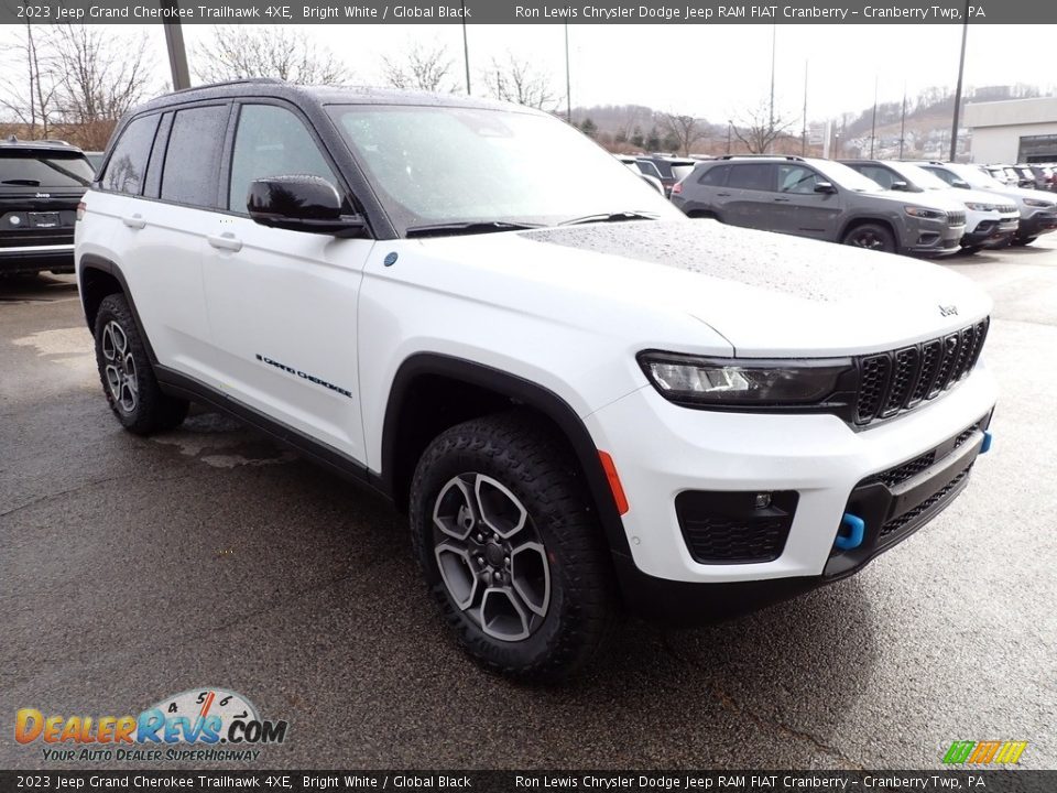 Front 3/4 View of 2023 Jeep Grand Cherokee Trailhawk 4XE Photo #7