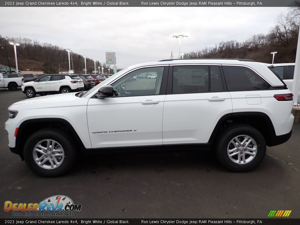 2023 Jeep Grand Cherokee Laredo 4x4 Bright White / Global Black Photo #2