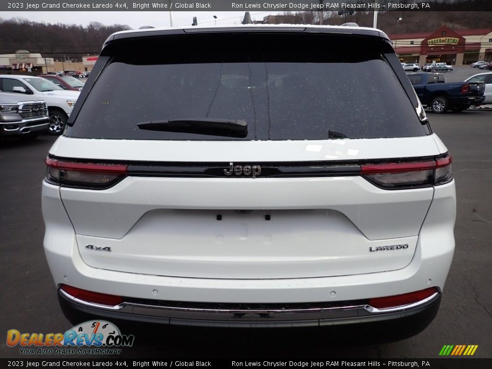 2023 Jeep Grand Cherokee Laredo 4x4 Bright White / Global Black Photo #4