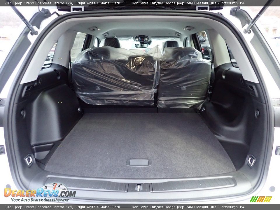2023 Jeep Grand Cherokee Laredo 4x4 Bright White / Global Black Photo #5
