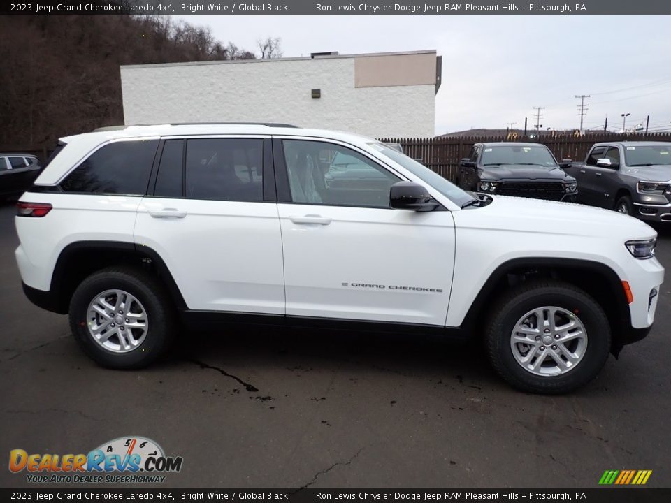 2023 Jeep Grand Cherokee Laredo 4x4 Bright White / Global Black Photo #7